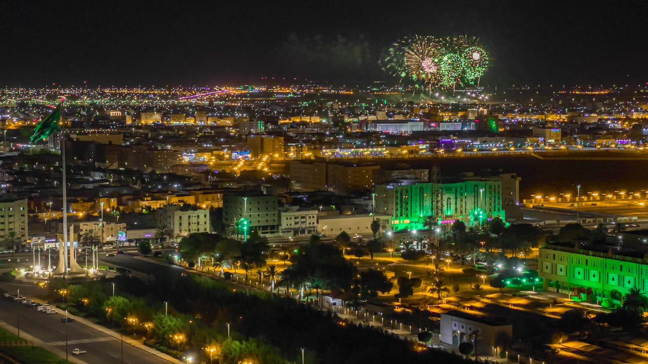 الألعاب النارية تزيِّن سماء تبوك بألوانها وأشكالها المتنوعة بمناسبة اليوم الوطني 92