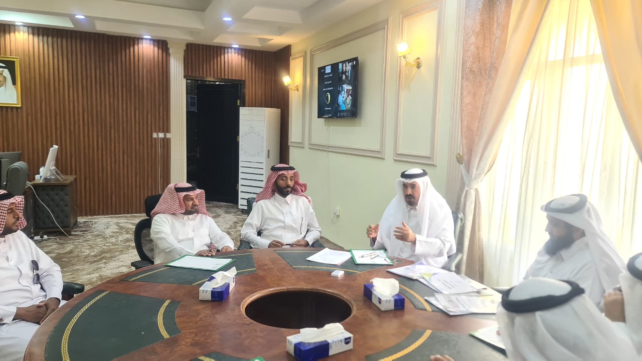 محافظ بيش يستعرض برامج جمعية التنمية الاهلية بالمحافظة . 