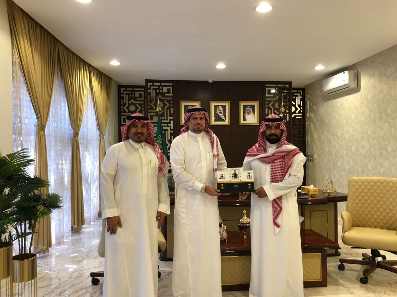 مدير تعليم جدة د. نايف الزارع يدعم التشكيليين السعوديين