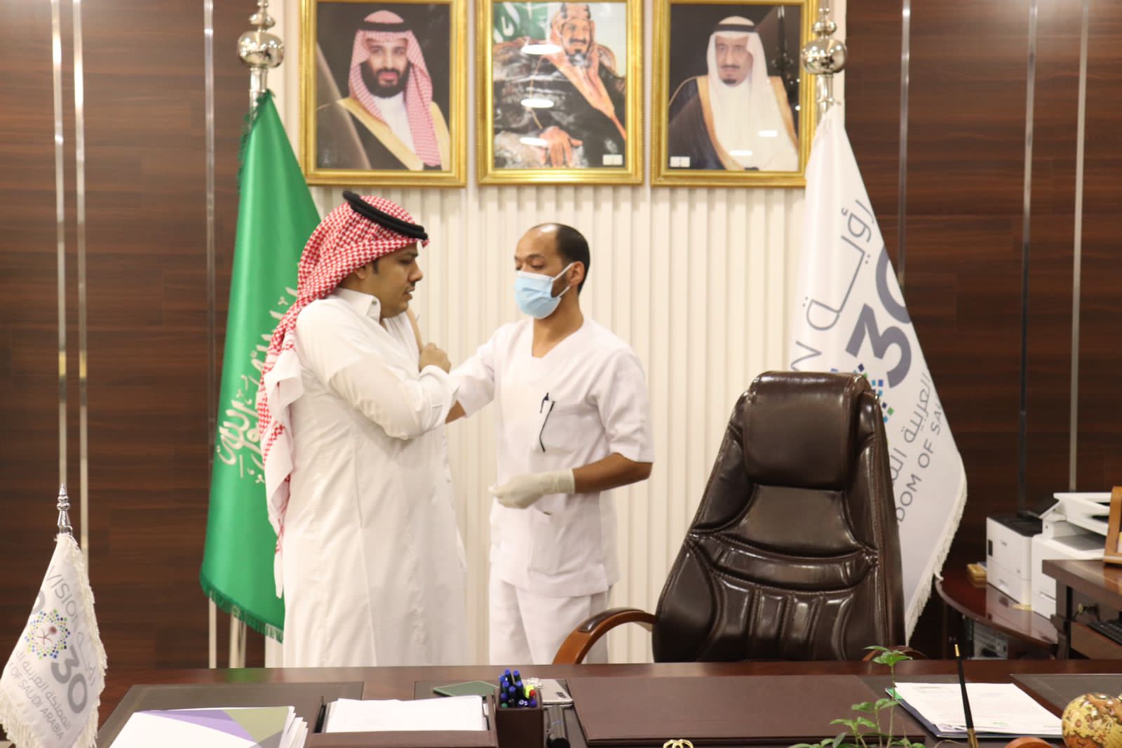 مدير ومنسوبي فرع وزارة البيئة والمياه والزراعة يتلقون لقاح الإنفلونزا الموسمية 