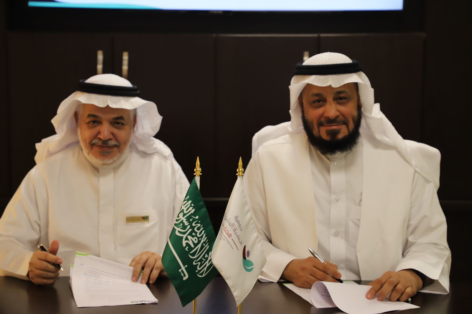 جمعية التنمية البشرية توقع عقد بناء خطتها الاستراتيجية