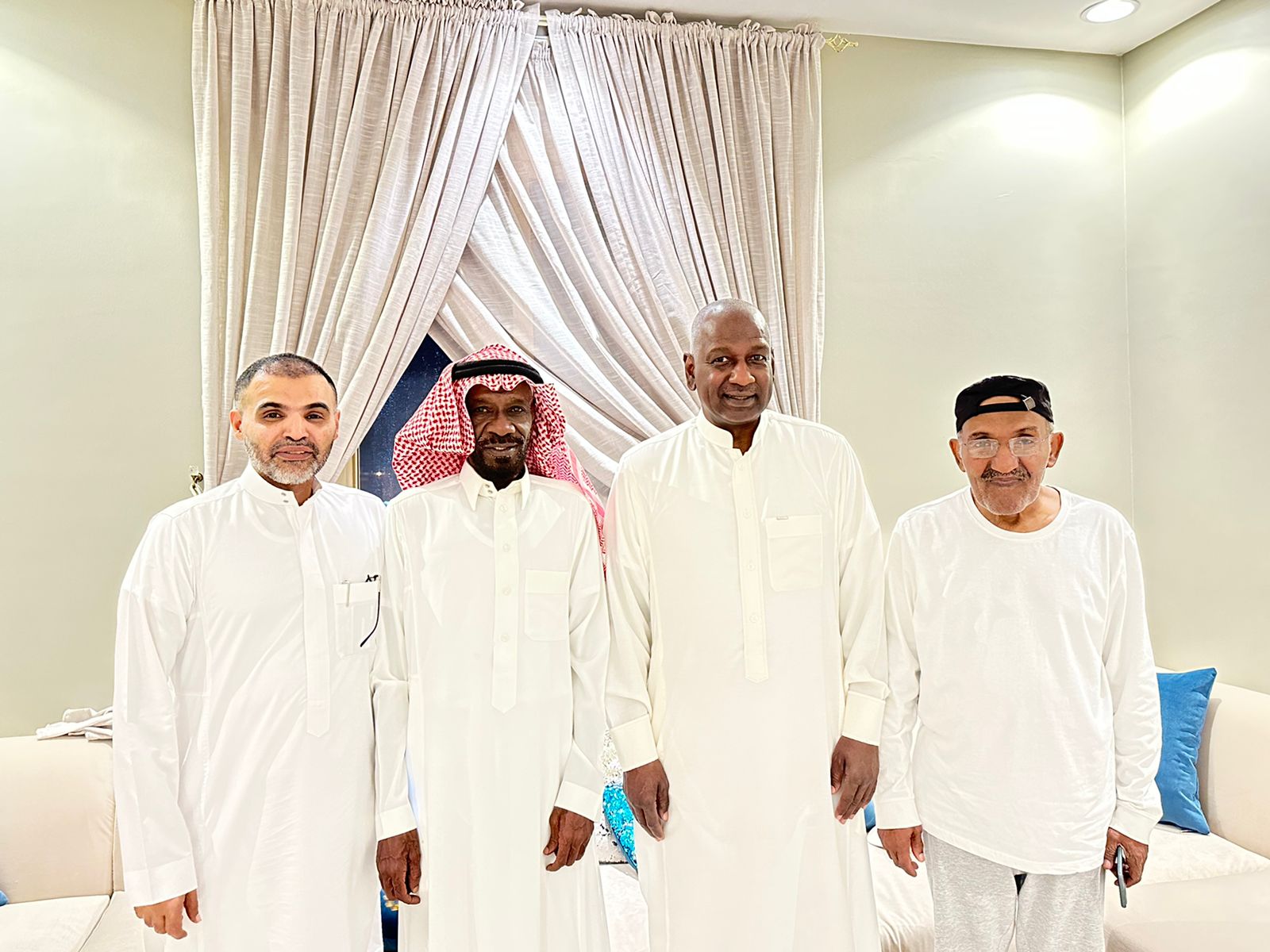 جمعية أصدقاء تحتفي بإهداء اللاعب الدولي السابق مبارك الناصر منزل جديد