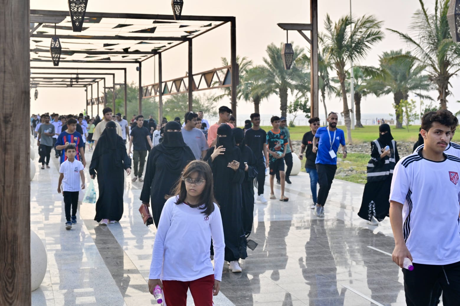 فريق بسمة عطاء التطوعي يشارك في مبادرة "كات ووك" بممشى الكورنيش الشمالي