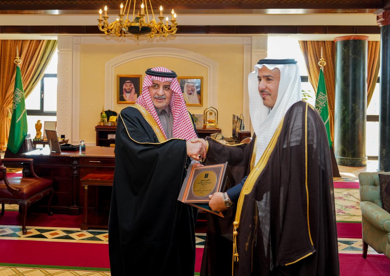 أمير تبوك يتسلم التقرير السنوي لإنجازات وأعمال فرع وزارة التجارة بالمنطقة