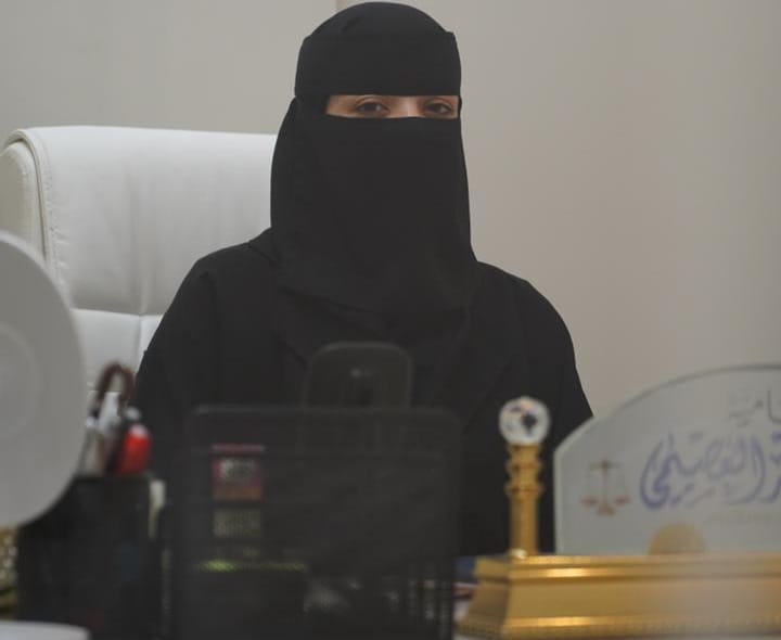 " مجد " أول محامية تحصل على رخصة أعمال التوثيق بالطائف