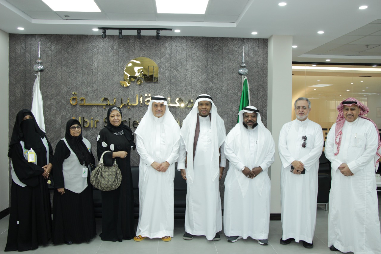 وفد من جمعية متقاعدي منطقة مكة المكرمة يزور "بر جدة" لدعم التعاون بينهما في العمل الاجتماعي.