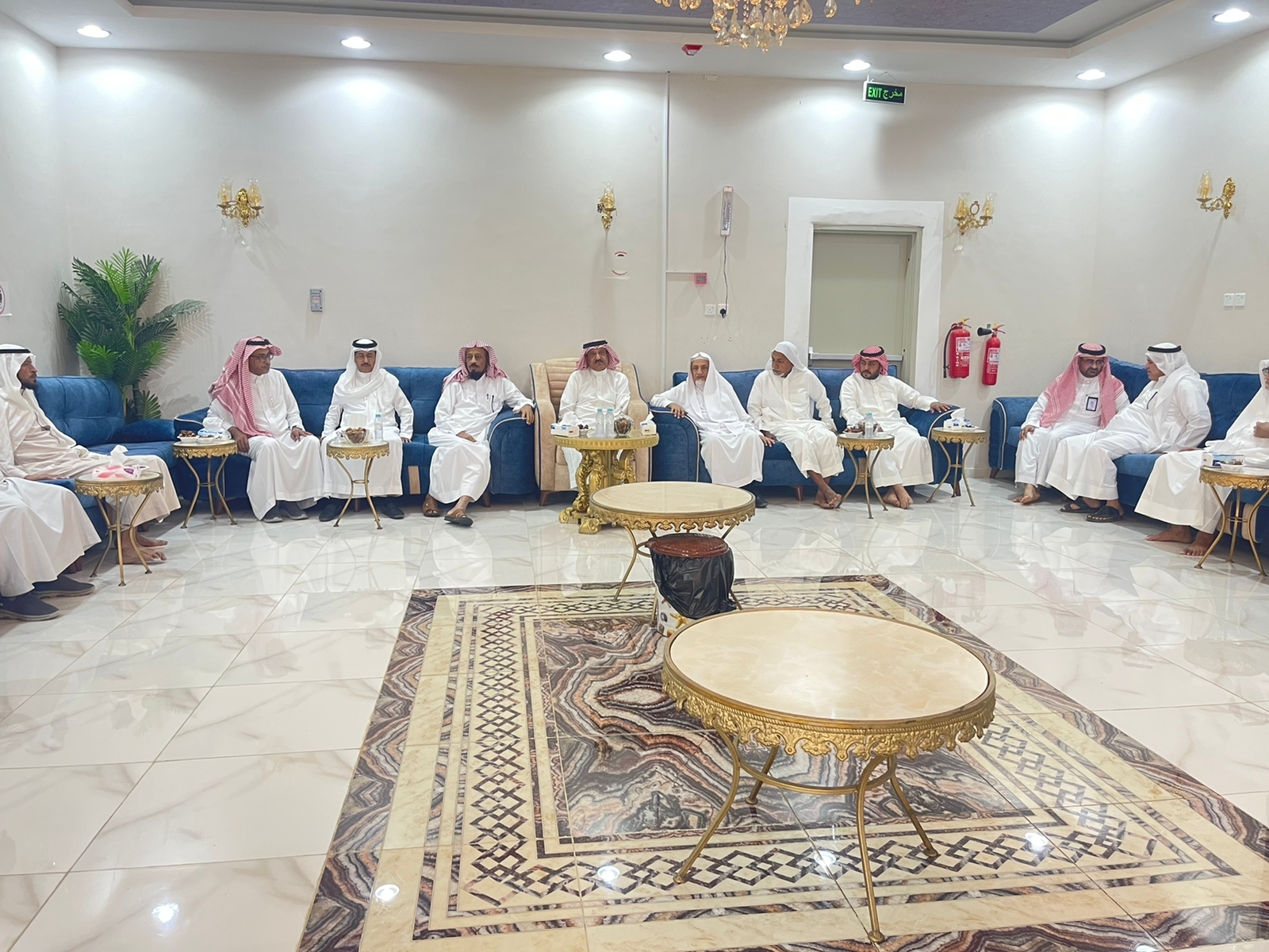 محافظ صامطة يزور أسرة "آل خيرات" ويُقدِّم واجب العزاء في فقيدهم