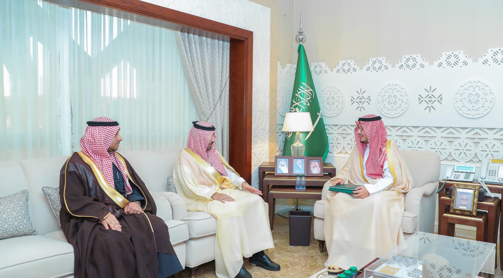 نائب أمير الشرقية يستقبل مدير عام شئون الإسكان ويتسلم التقرير السنوي 2022