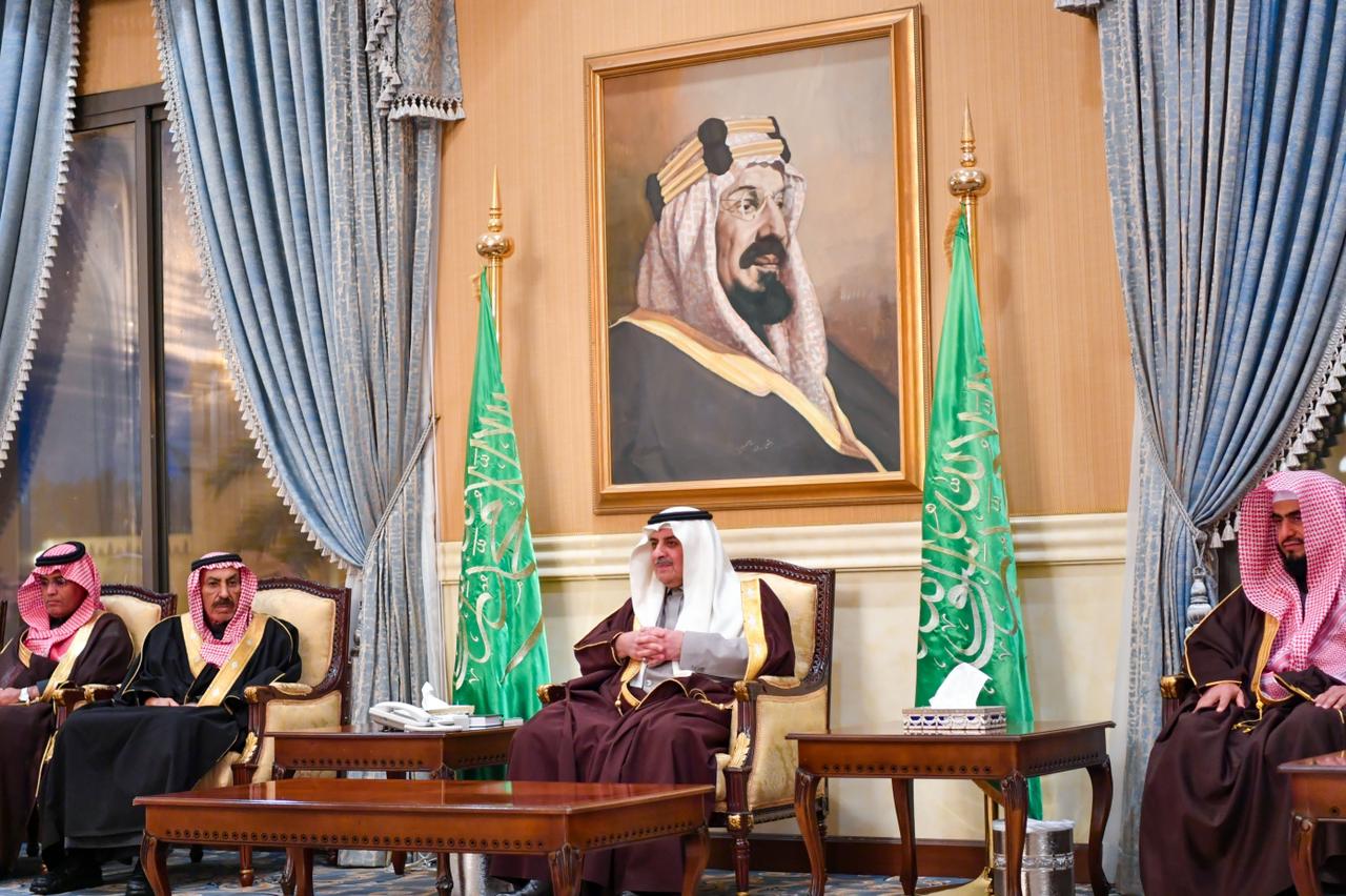 أمير تبوك يستقبل المواطنين في اللقاء الأسبوعي 