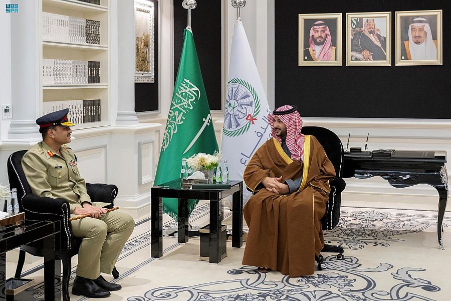 سمو وزير الدفاع يلتقي رئيس أركان الجيش الباكستاني