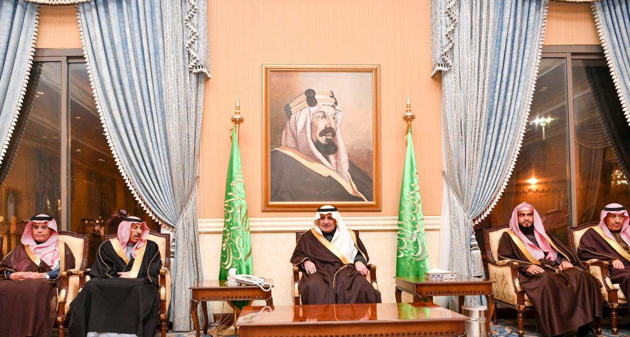 أمير تبوك يستقبل المواطنين في اللقاء الأسبوعي