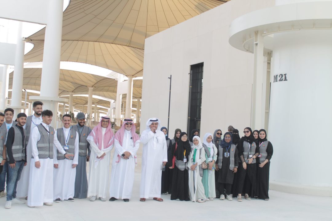 وفد من (بر جدة) يزور بينالي الفنون الإسلامية لإثراء تجارب المتطوعين 