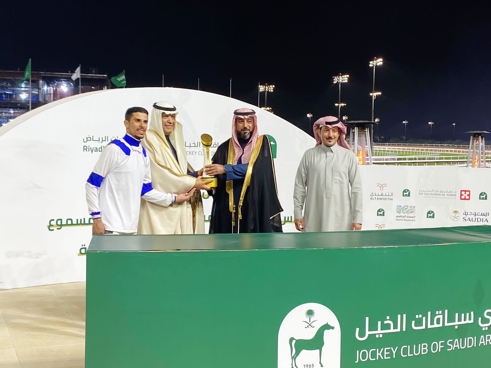 نائب رئيس هيئة الإذاعة والتلفزيون يتوج الفائز بكأس الهيئة للفروسية