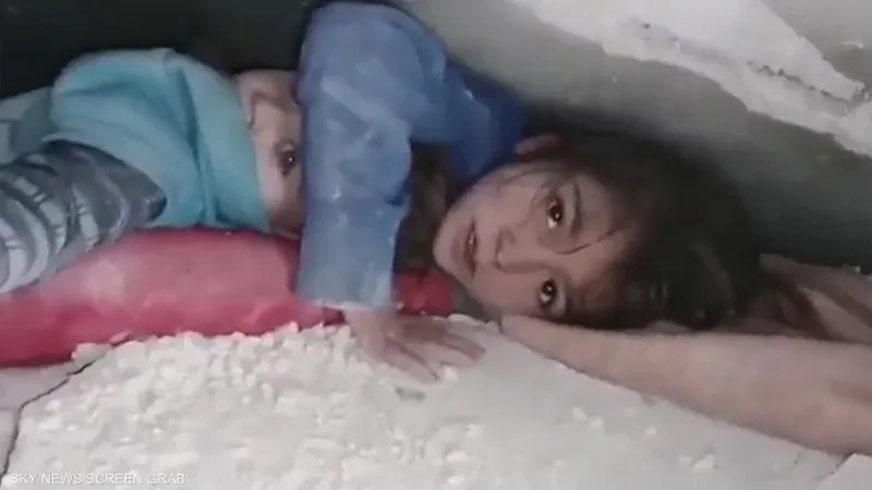 مشهد مؤثر لطفلة سورية تحمي رأس شقيقتها