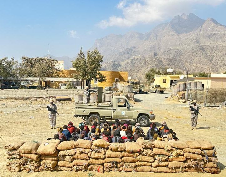حرس الحدود بمنطقة جازان يقبض على (60) مخالفًا لنظام أمن الحدود بحوزتهم نبات القات المخدر 