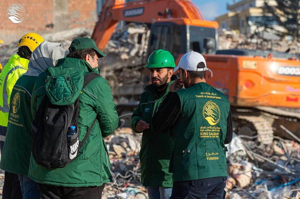 الفريق التطوعي لمركز الملك سلمان للإغاثة يسعف 1.051 متضررا من الزلزال في منطقة غازي عنتاب التركية