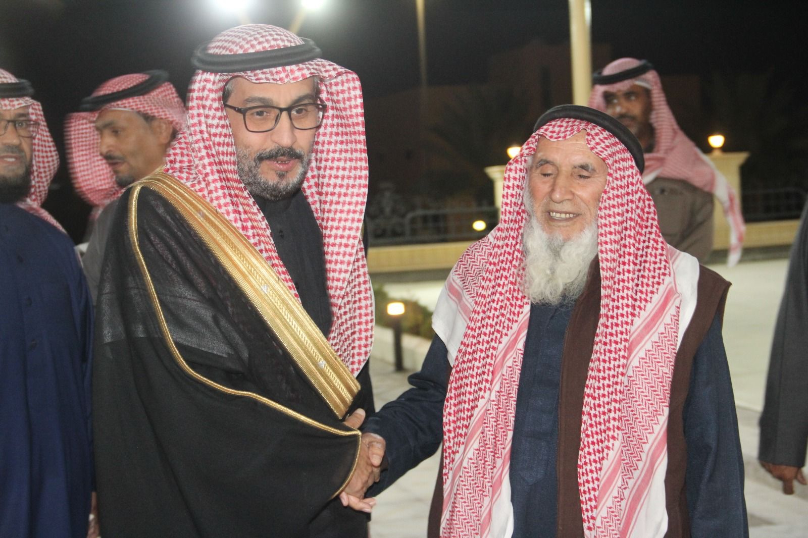 محافظ القريات يقدم العزاء لعائلة الذمار ويطمئن على الصحة الثويني 