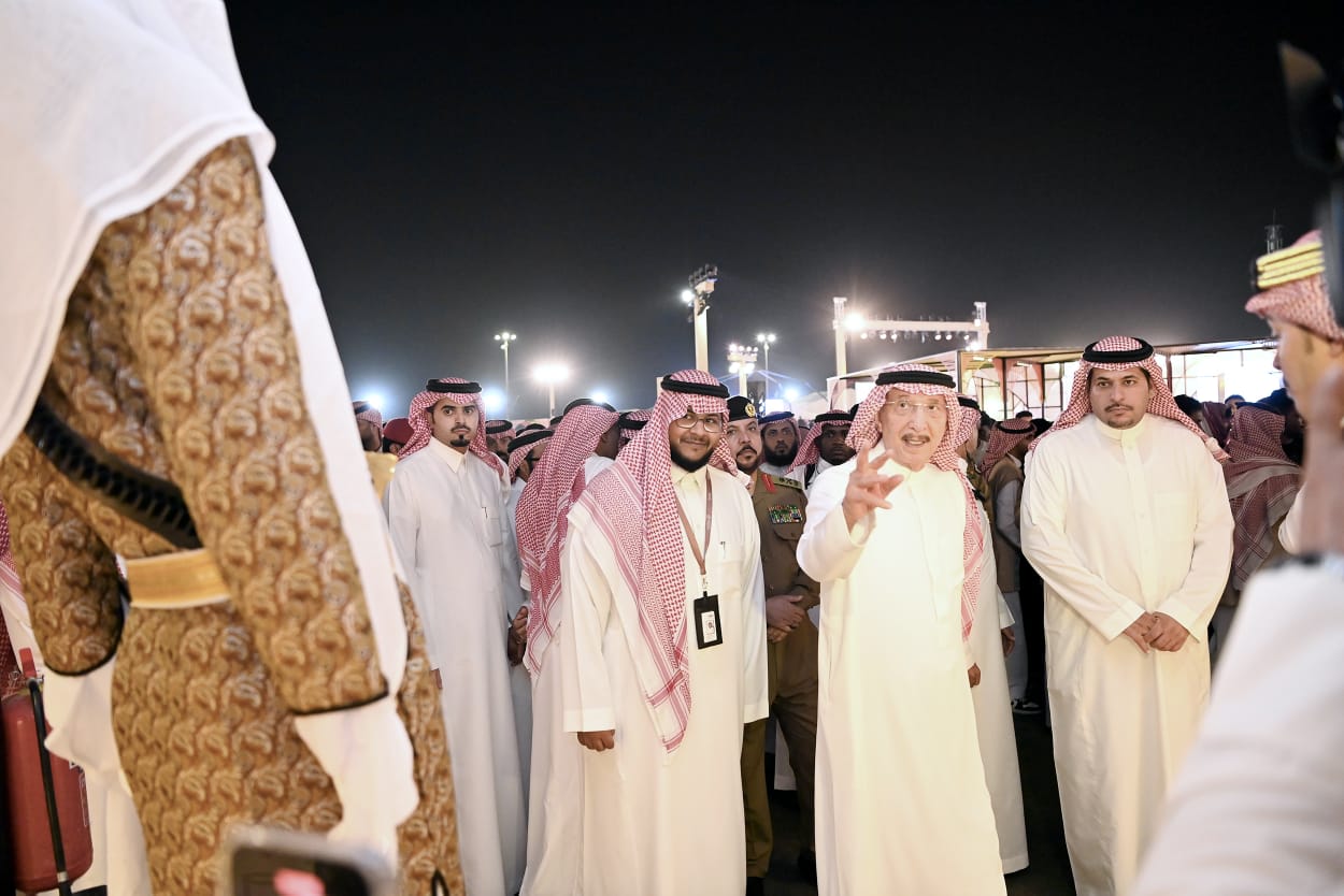 سمو أمير منطقة جازان يتجول بين زوار فعاليات "الليوان"