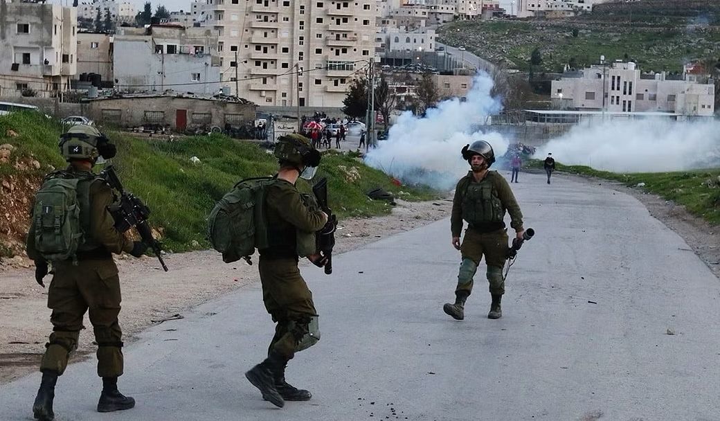 إصابة فلسطينيين برصاص قوات الاحتلال قرب مدينة رام الله