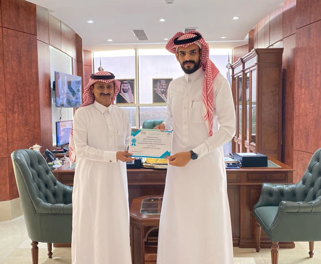 بلدية مركز الموسم تكرم الاعلامي عبدالله مشهور