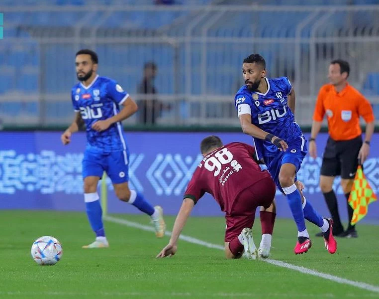 الهلال يتغلب على الاتفاق في مباراة من الجولة الـ 21