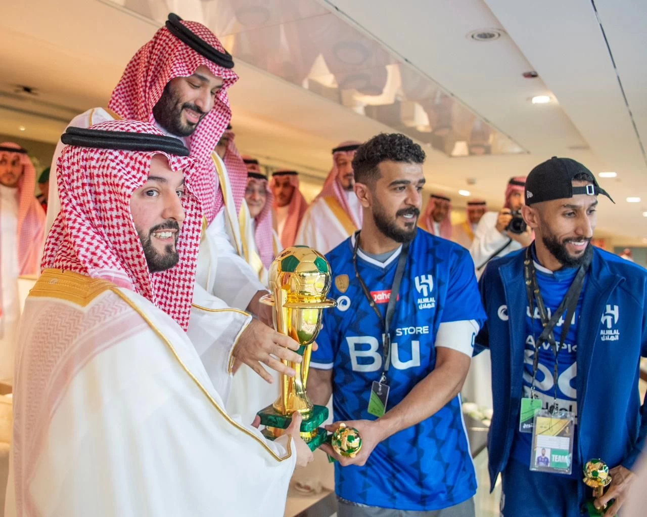 سمو ولي العهد يتوج فريق الهلال بكأس خادم الحرمين الشريفين للموسم الرياضي 2022 – 2023