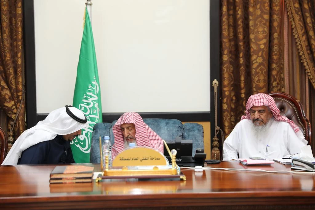 مفتي عام المملكة يتسلم التقرير الختامي لمبادرة الإفتاء بجازان
