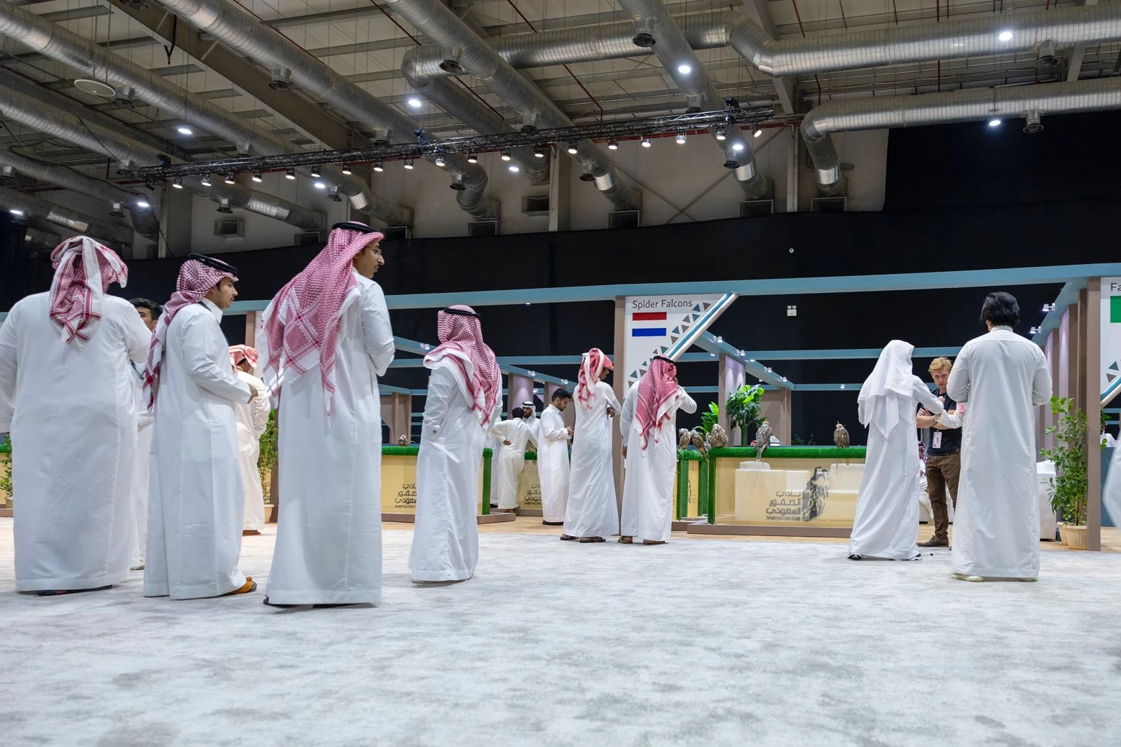 نادي الصقور السعودي يوثق عمليات الشراء عبر منصة البيع ويمنع إستلام المبالغ النقدية
