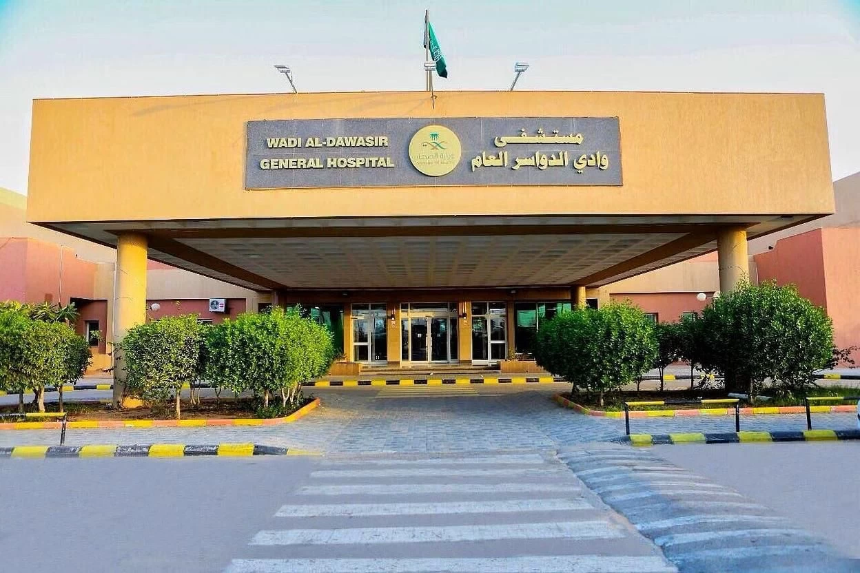 مستشفى وادي الدواسر ينقذ حياة وافداً تعرّض لإصابة بليغة في البطن والفخذ