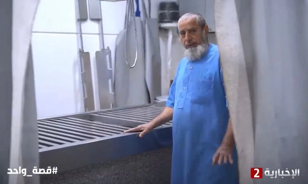 حكم دولي سابق يعتزل التحكيم ويتحول إلى مغسل أموات بعد تحكيمه لمباراة النصر والأهلي