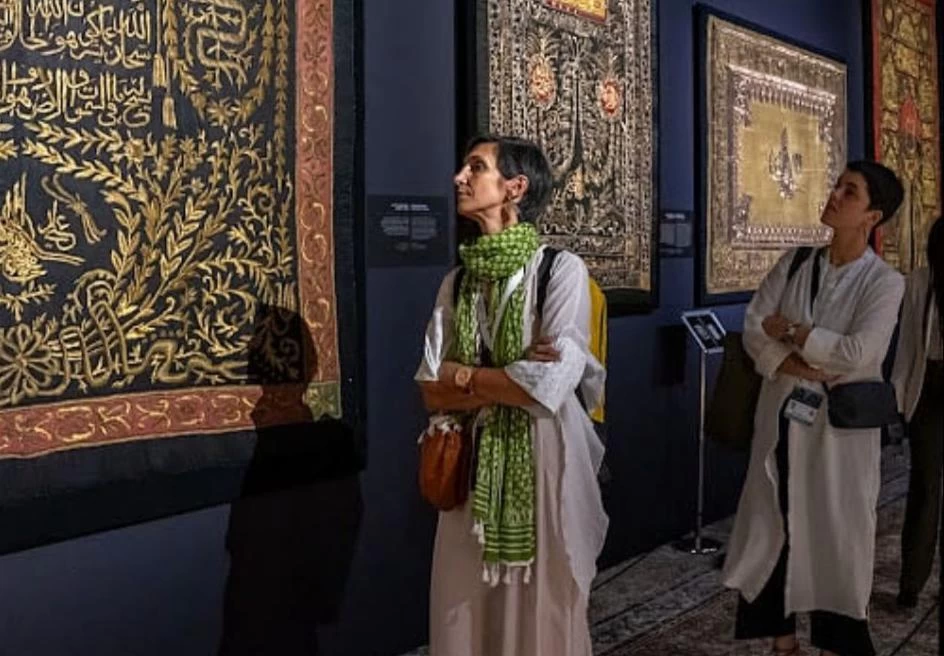 (٣٣) زائر من جنسيات مختلفة تزور معرض "على خطى الرسول" . . من منتدى التراث العالمي