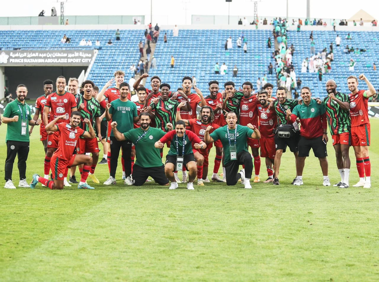 الأهلي ينتصر على التعاون ، والنصر يحصد نقاط الرائد ، وفارس الدهناء يهزم أبها ، والحزم والطائي يتقاسمان النقاط.