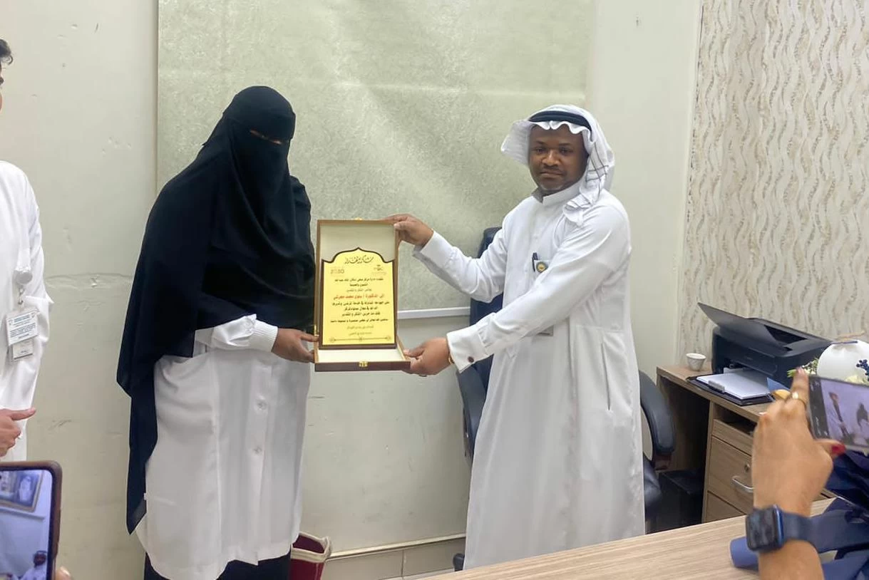 مدير مركز الرعاية الأولية بالحصمة يكرم الأطباء المتميزين خلال شهرسبتمبر