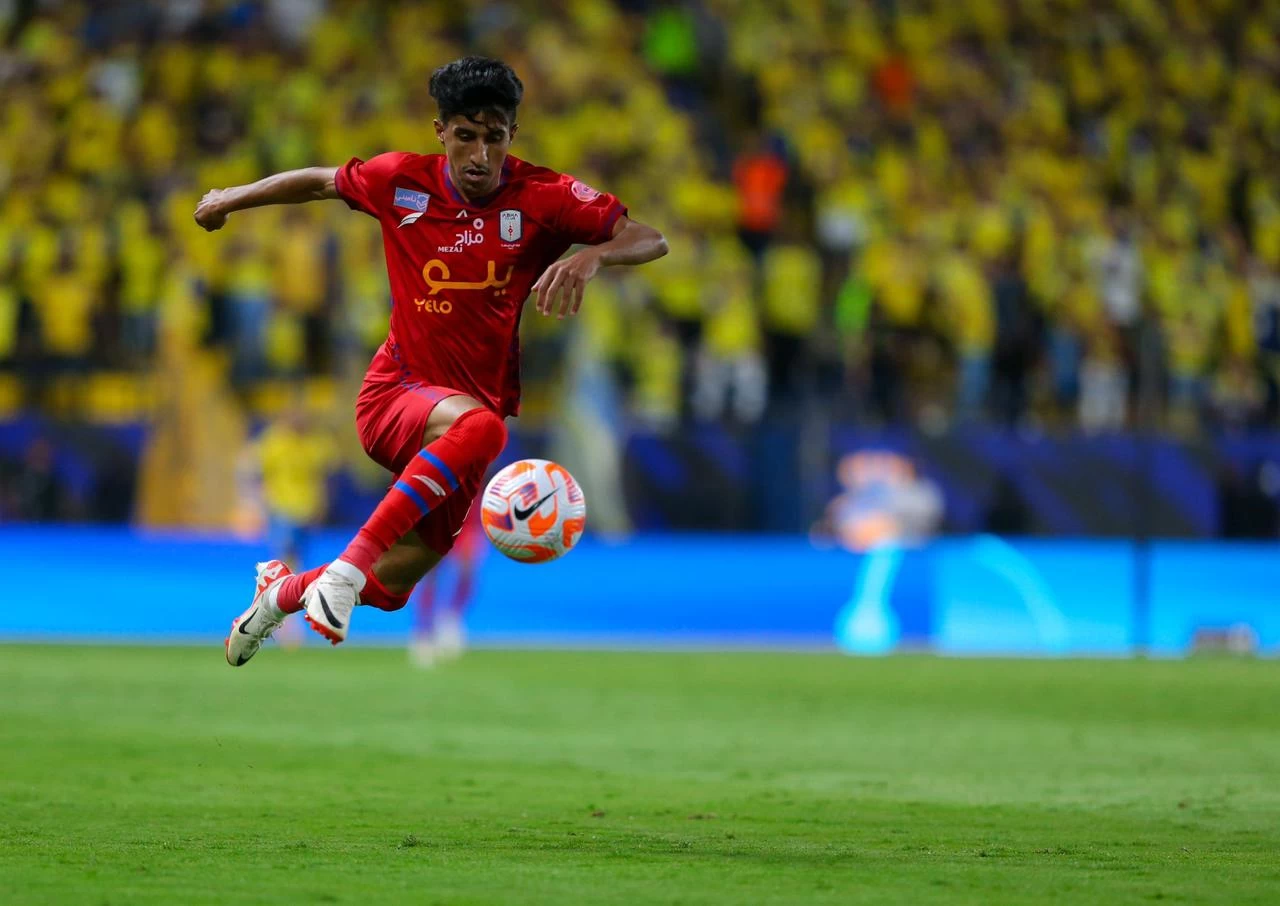 أبها ينتزع نقطة ثمينة من النصر.