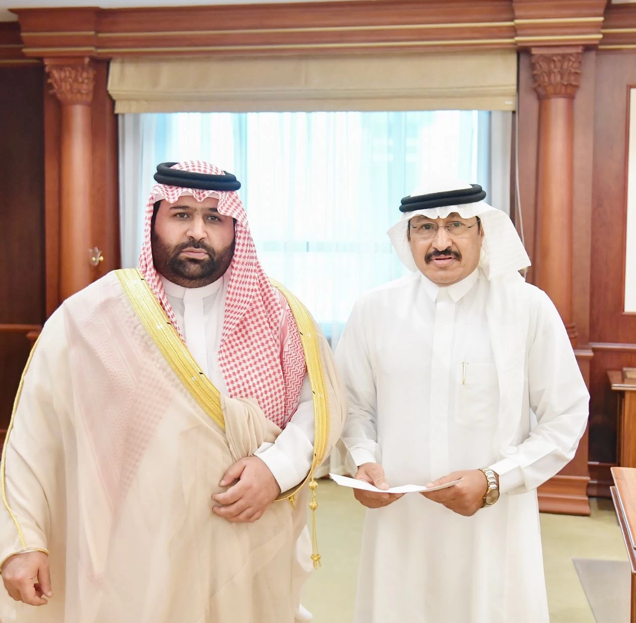 نائب أمير جازان يكرم مواطنون قاموا بإطفاء حريقاً في ناقلة وأنقذوا حياة سائقها