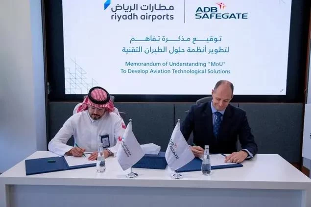 مطارات الرياض وADB SAFEGATE يوقعان مذكرة تفاهم لتطوير حلول أنظمة الطيران التقنية