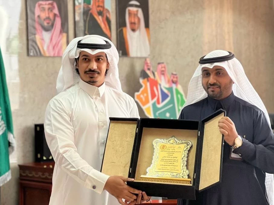 رئيس بلدية الطوال يكرم إدارة الموارد البشرية