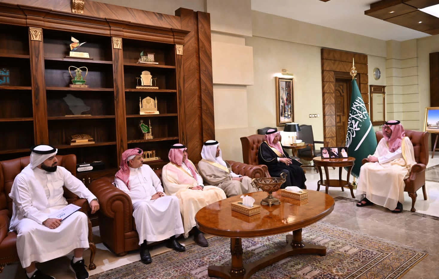 محافظ جدة يستقبل رئيس وأعضاء مجلس إدارة جمعية إخوانكم لتمكين الأيتام