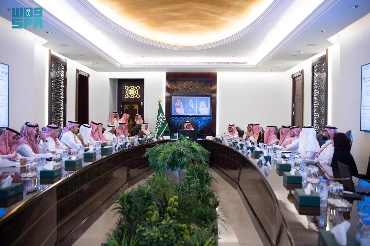 نائب أمير مكة يرأس اجتماعاً لاستعراض مشاريع النقل والقطاع اللوجستي ومبادرات"روشن"بجدة.