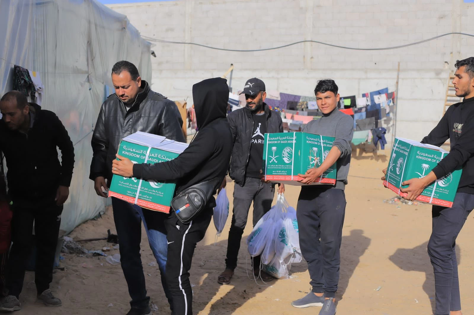 مركز الملك سلمان للإغاثة يوزع سلال غذائية في منطقة ميراج بمدينة رفح جنوب قطاع غزة