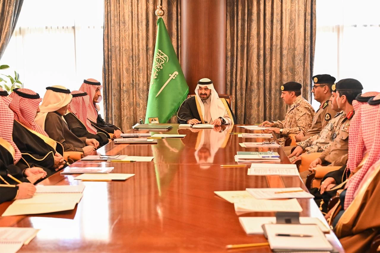 نائب أمير تبوك يرأس اجتماع لجنة الدفاع المدني الرئيسية بالمنطقة 