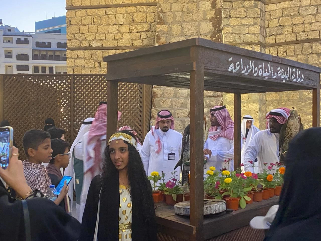 مكتب وزارة البيئة بمحافظة جدة يواكب يوم التأسيس بمعرض للصقور وتوزيعا للشتلات 