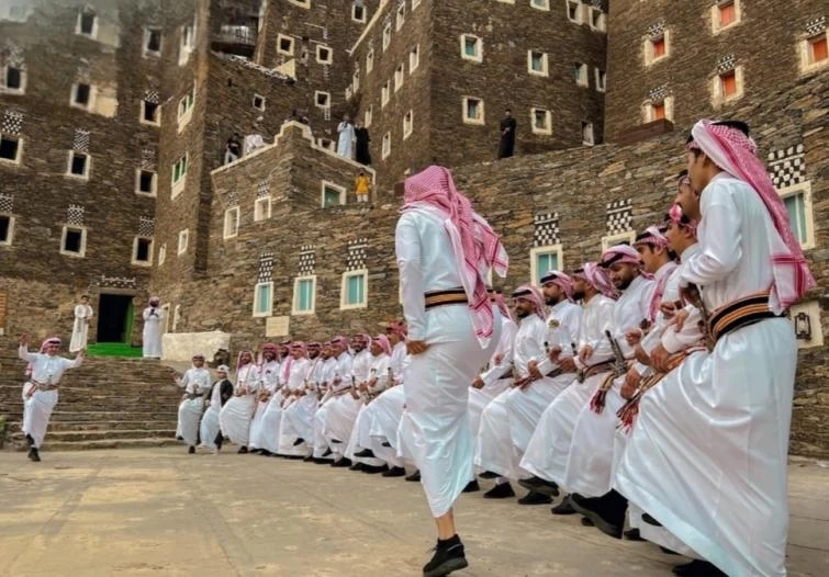 " محافظة رجال ألمع " تحتفي بيوم التأسيس في القرية التراثية 