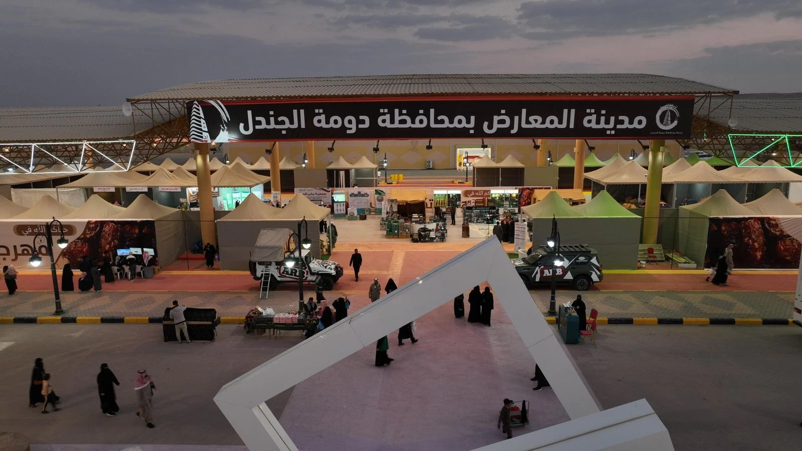 إقبال من المتسوقين والزوار على منتجات مهرجان تمور الجوف 