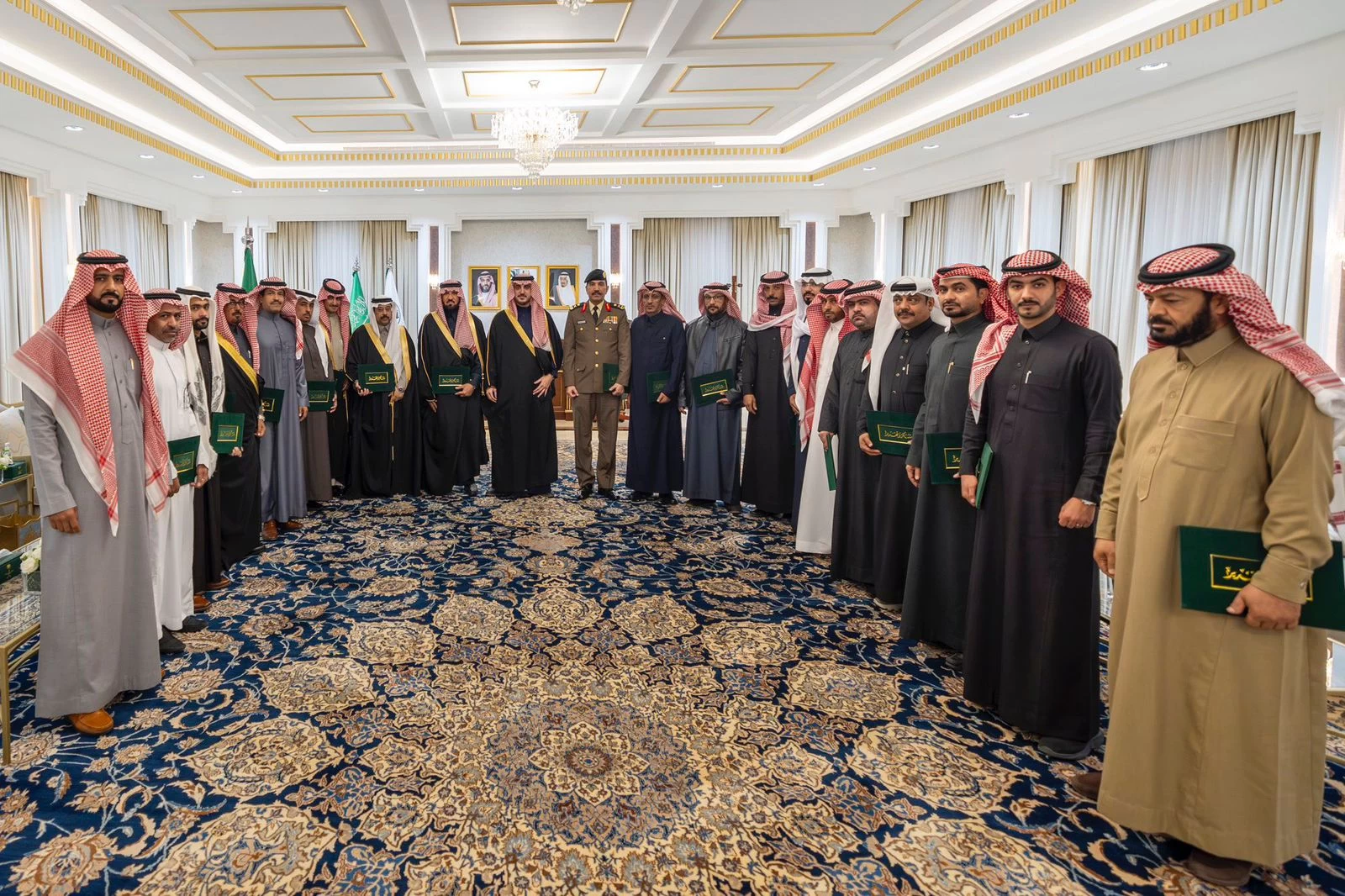 الأمير فيصل بن نواف بن عبدالعزيز يشيد بمنافسات فروسيّة الجوف ويكرّم 20 من الشّركاء والداعمين