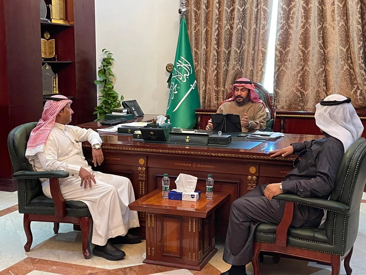 محافظ القريات يلتقي مدير محطة الخطوط السعودية بالقريات