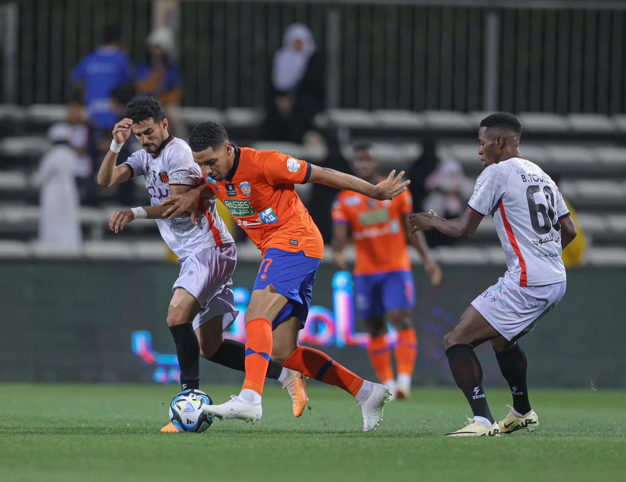 الفيحاء والرياض يتقاسمان النقاط.