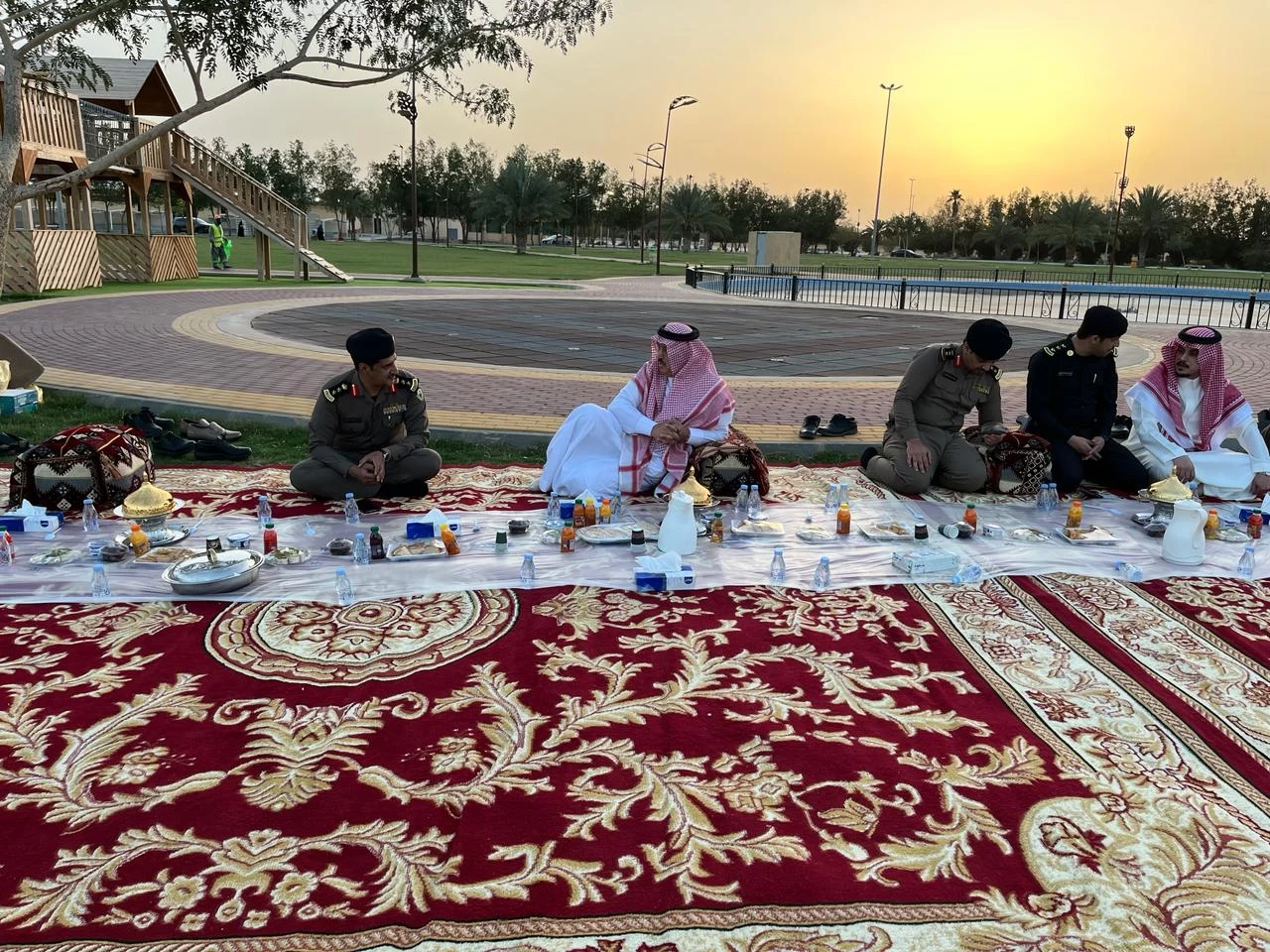 محافظ المجمعة يشارك قيادات ومنسوبي القطاعات الأمنية إفطارهم الرمضاني