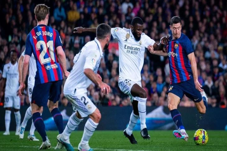 ريال مدريد يستضيف برشلونة في قمة كروية منتظرة