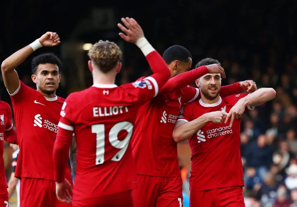 ليفربول يعود للانتصارات بثلاثية في فولهام ويتمسك بآماله في المنافسة على الدوري